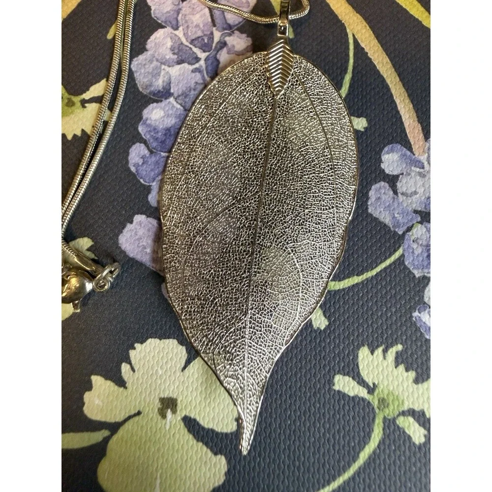 Silver Tone Leaf Charm Pendant Necklace Snake Chain Nature Theme Metal No Stone - Picture 3 of 3